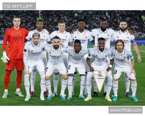 足球明星阵容对抗赛精彩纷呈球迷热情高涨尽享足球盛宴